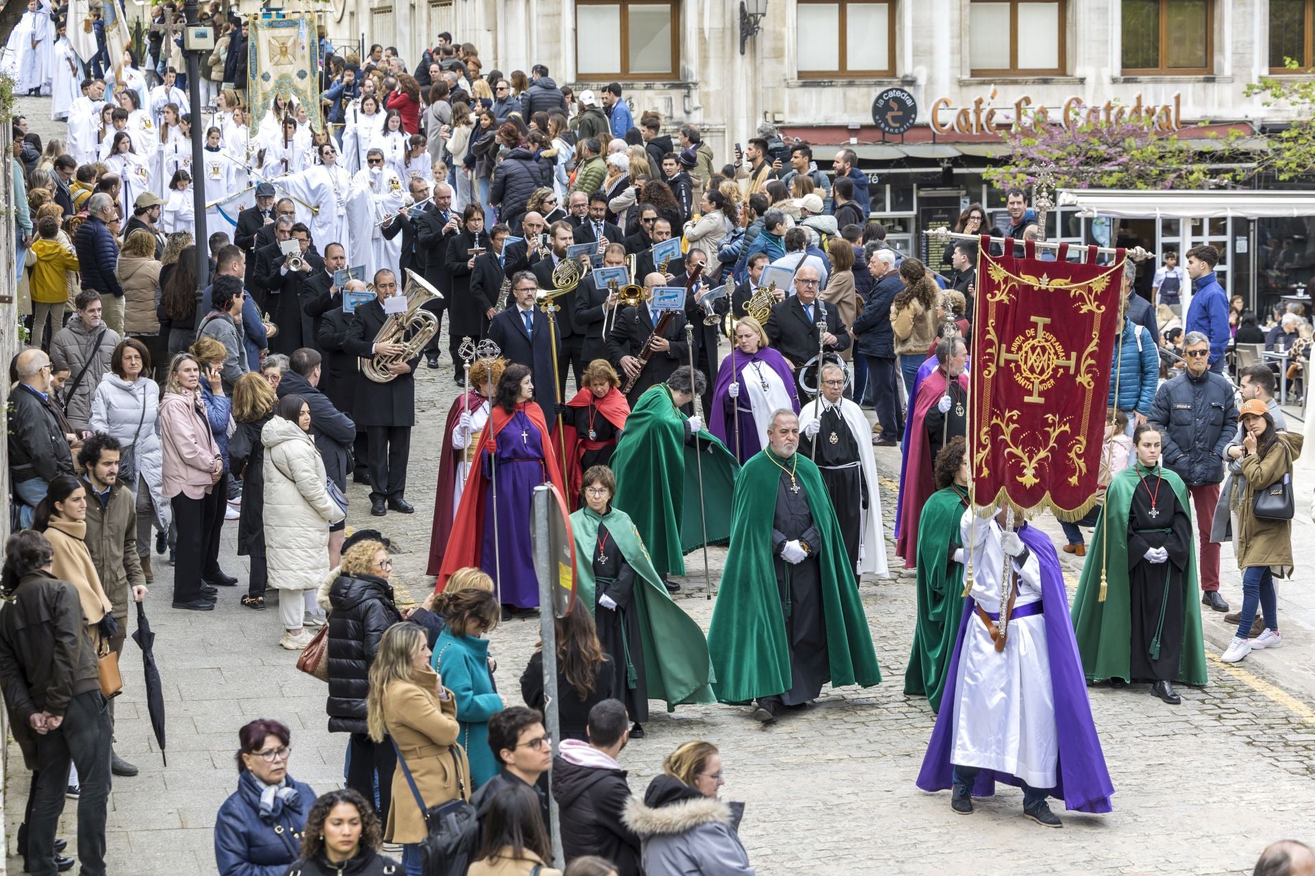 Las hermandes y la banda de regreso a la carpa de la Plaza Porticada