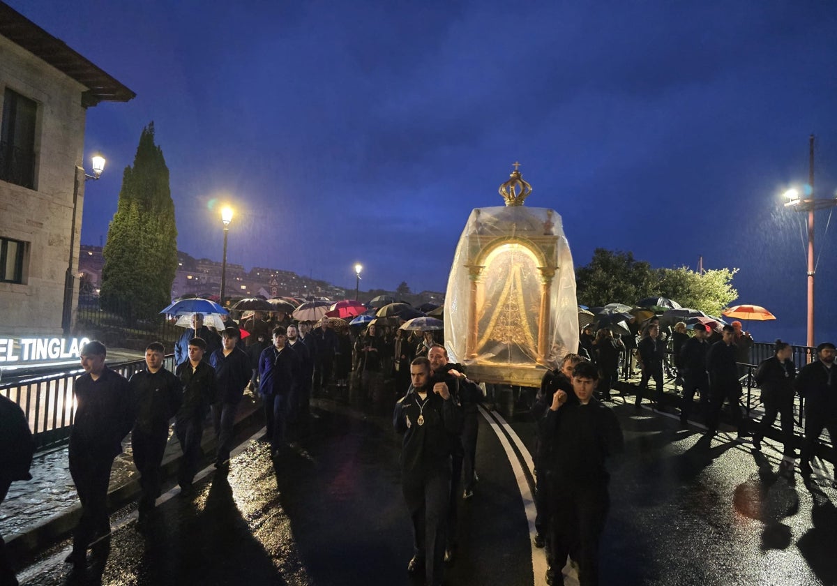 La lluvia no apagó las procesiones de Las Antorchas y el Santo Encuentro en San Vicente de la Barquera