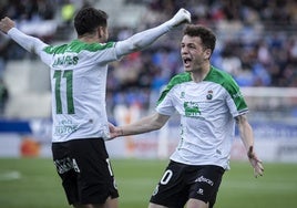Andrés Martín e Íñigo Vicente festejan un gol el pasado sábado en Huesca.