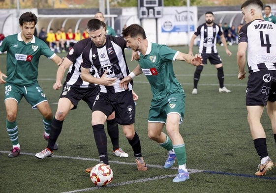 José Picón, del Escobedo, controla el balón ante un rival del Coruxo en el partido del pasado sábado.