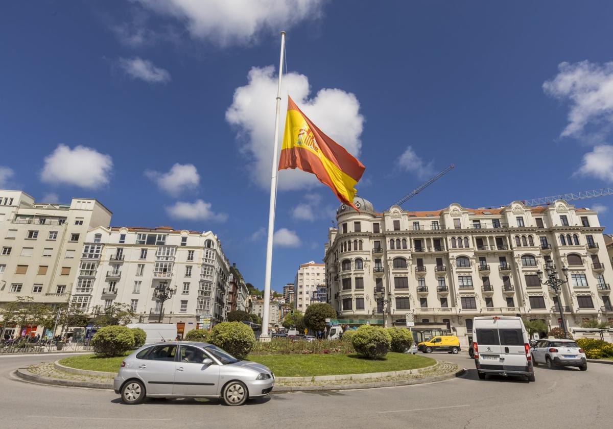 La bandera de España, en Puertochico (Santander), ondea a media asta por el fallecimiento del papa Francisco.