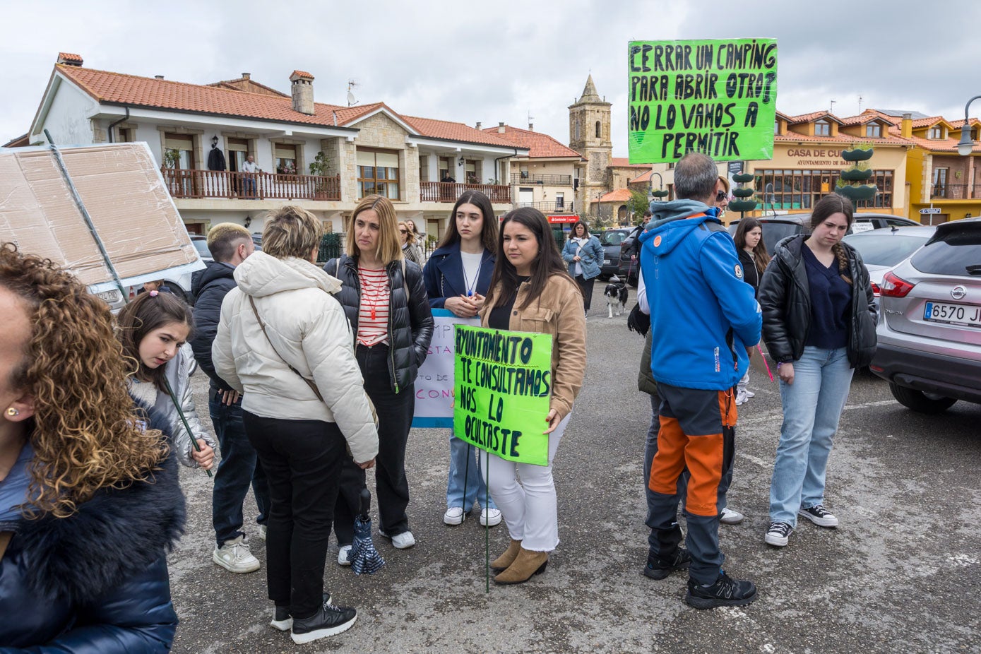 Los protestantes se citaron en el aparcamiento junto al Ayuntamiento de Bareyo.
