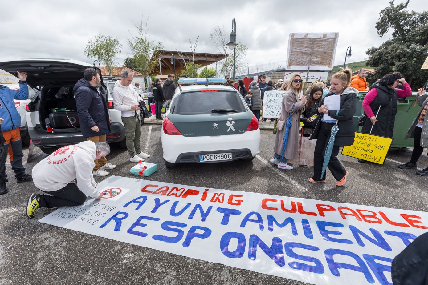 Los manifestantes dieron los últimos retoques a la gran pancarta.