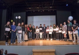 Los ganadores del certamen que se celebró en 2024 posan con el alcalde de Camargo, Diego Movellán.