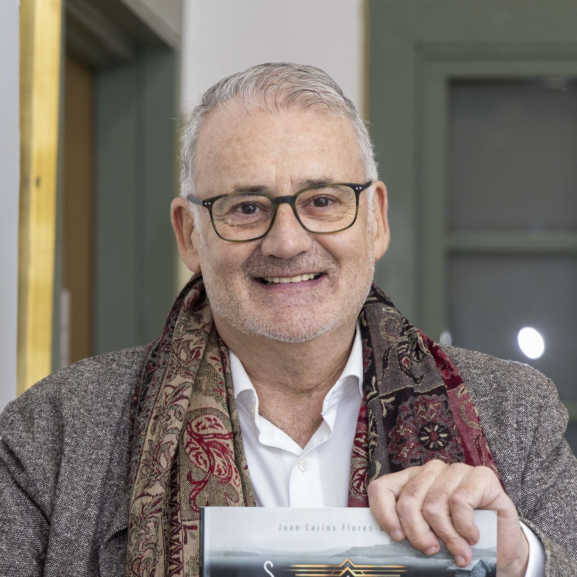Imagen principal - Juan Carlos Flores-Gispert: «Cuando se pintó de azul, se iluminó el suelo»