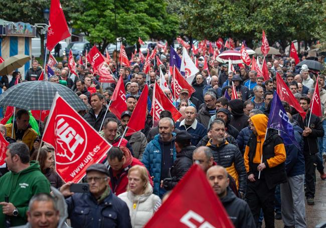 Miles de personas recorrieron las calles de Santander en protesta por la situación de la negociación del convenio colectivo del metal