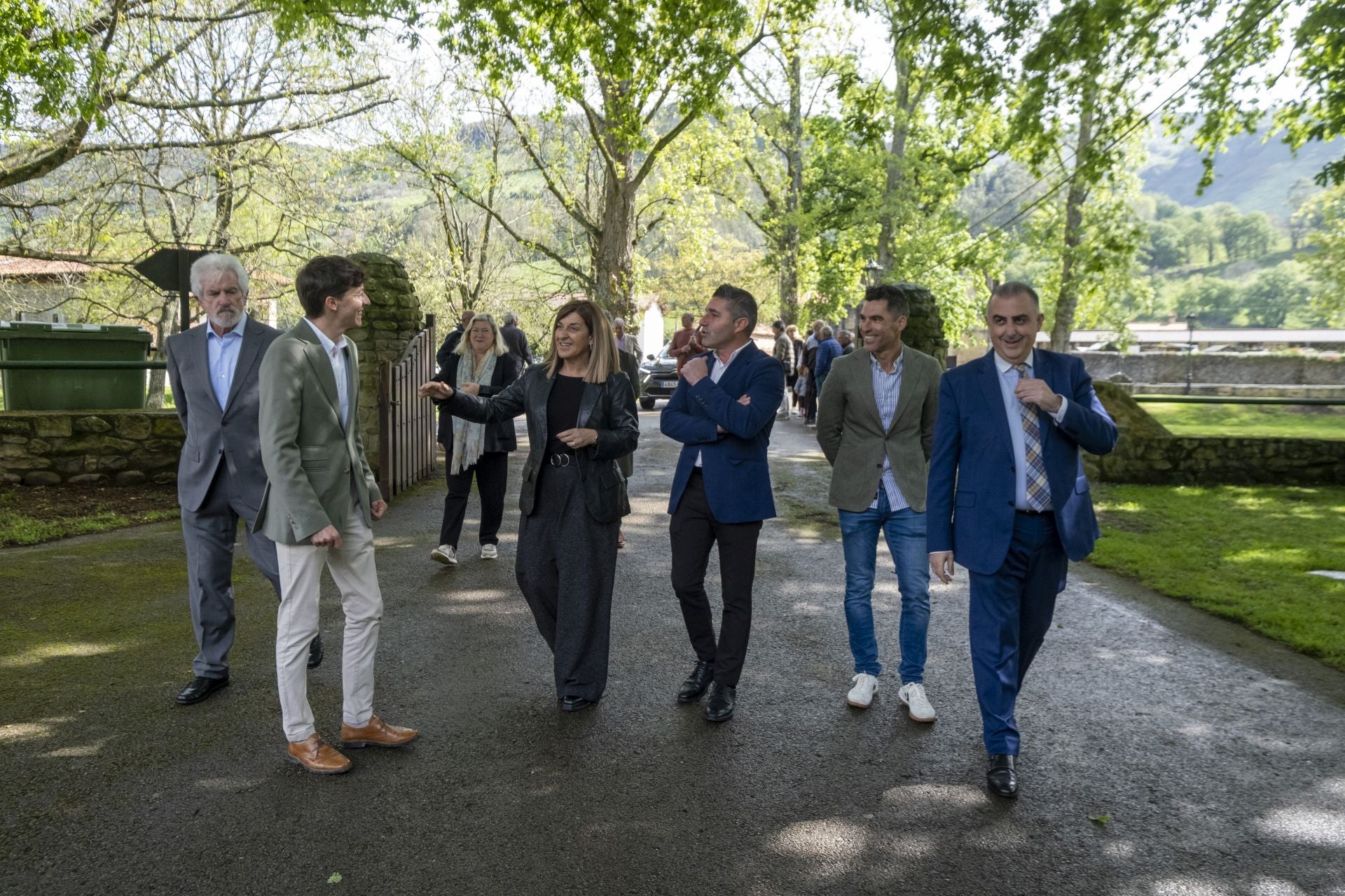 A la entrega del galardón asisitió la presidenta de Cantabria, María José Sáenz de Buruaga, y los alcaldes de Toranzo, municipios colindantes, como Castañeda, y el resto de los finalistas del Pueblo de Cantabria 2024.