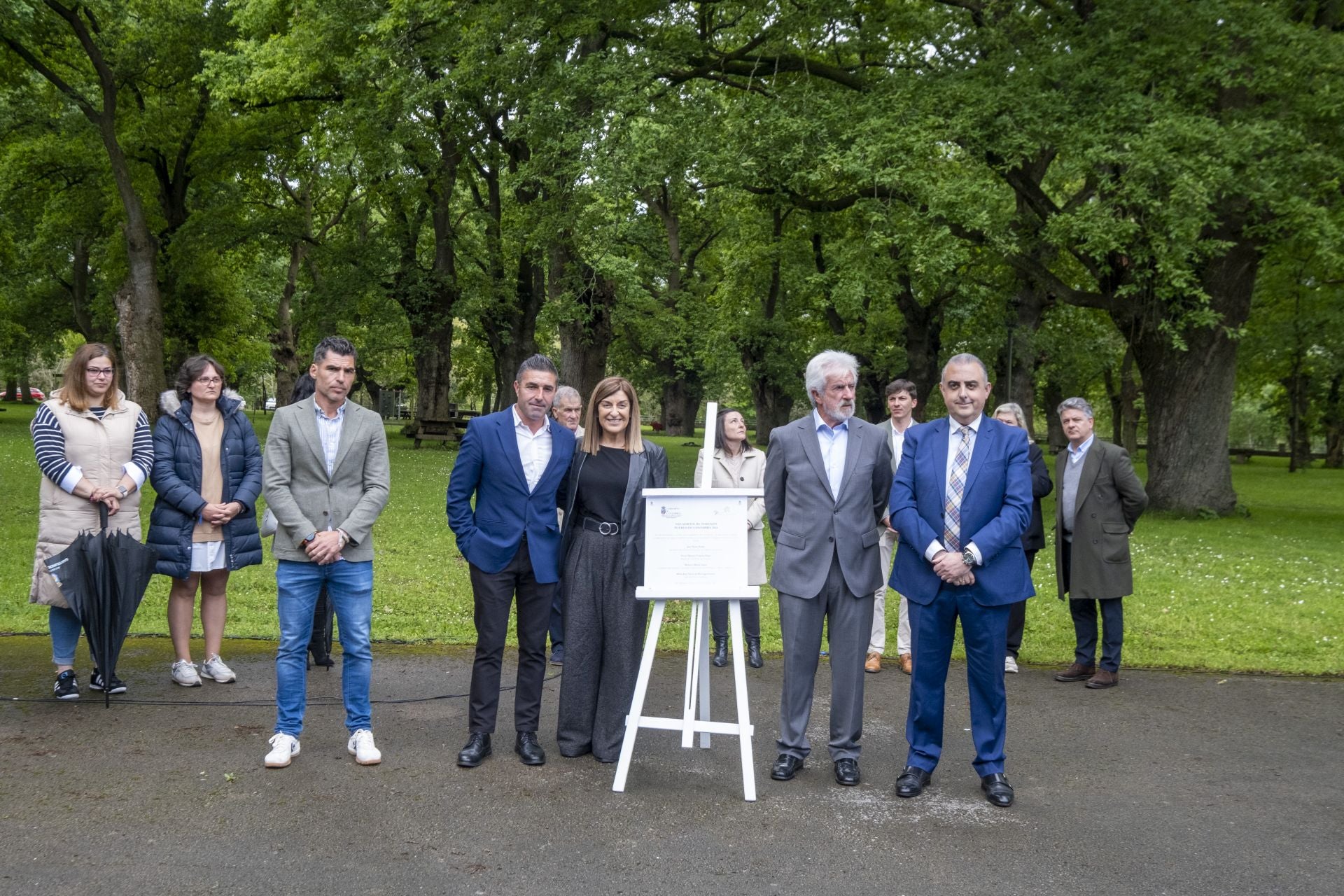 Las autoridades posan junto a la distinción.