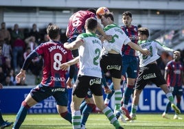 Javi Castro, en plena acción en uno de tantos duelos que se vivieron en El Alcoraz el pasado sábado en el partido Huesca-Racing.
