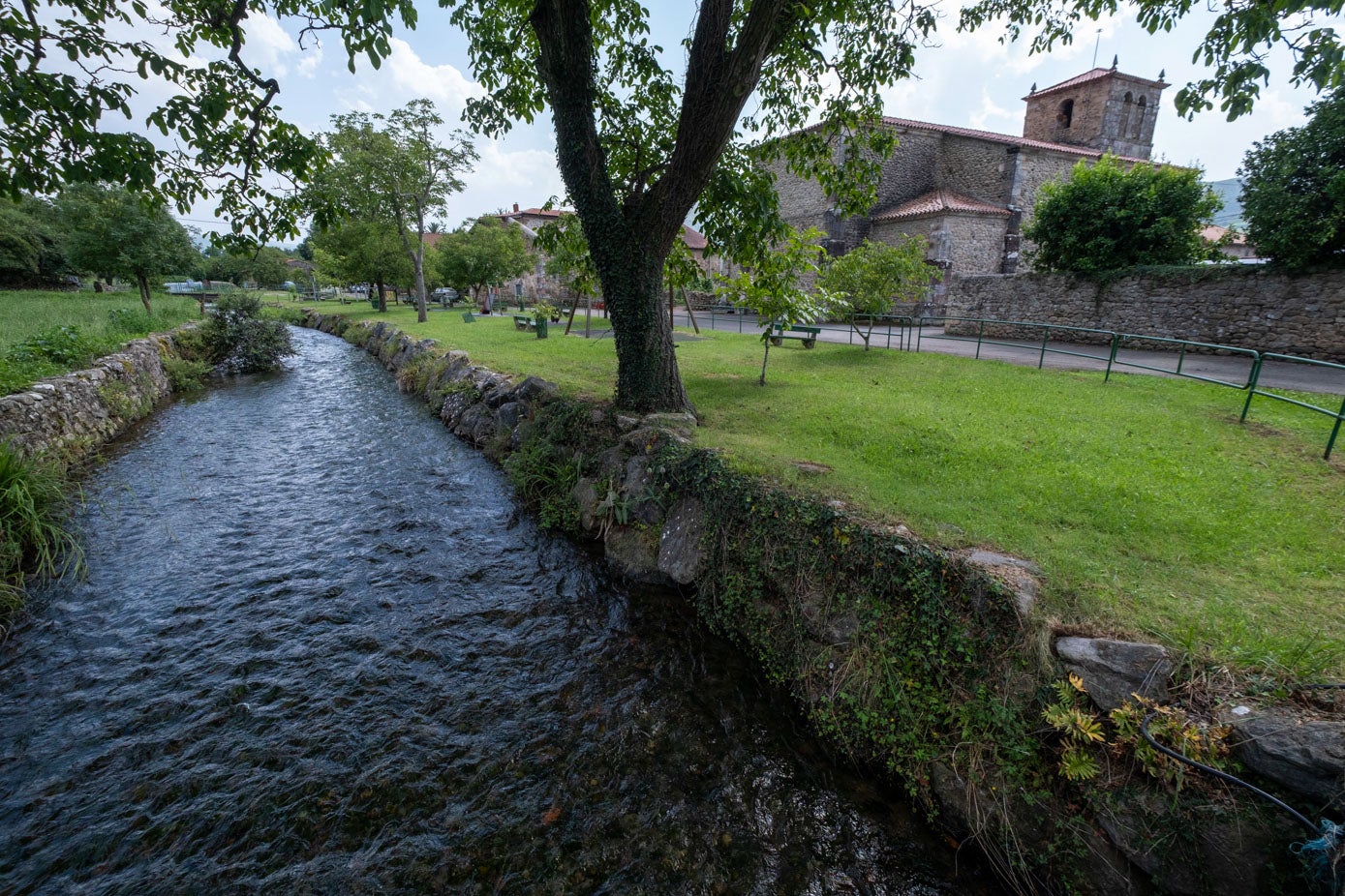 El paso del agua del manantial por la Iglesia.