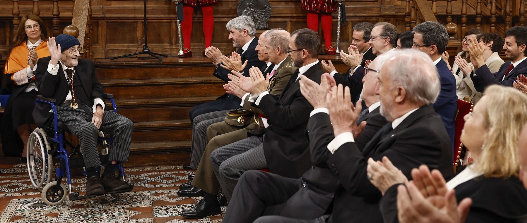 Los reyes, Felipe y Letizia, conversan con el autor de 'Donde las mujeres' tras la entrega del galardón, en el claustro de la Universidad de Alcalá de Henares.