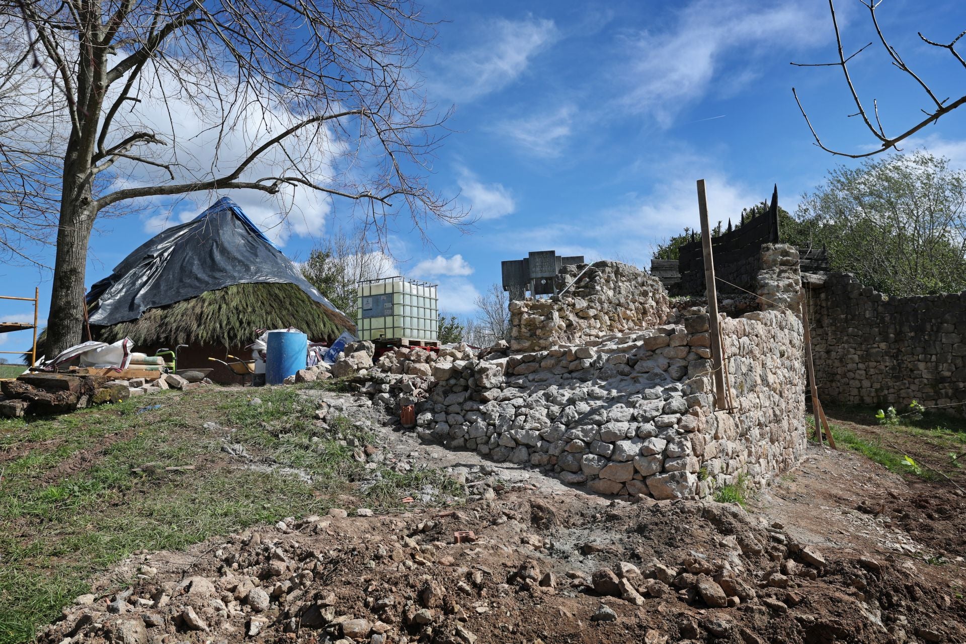 Trabajos para recomponer la muralla de protección del recinto.
