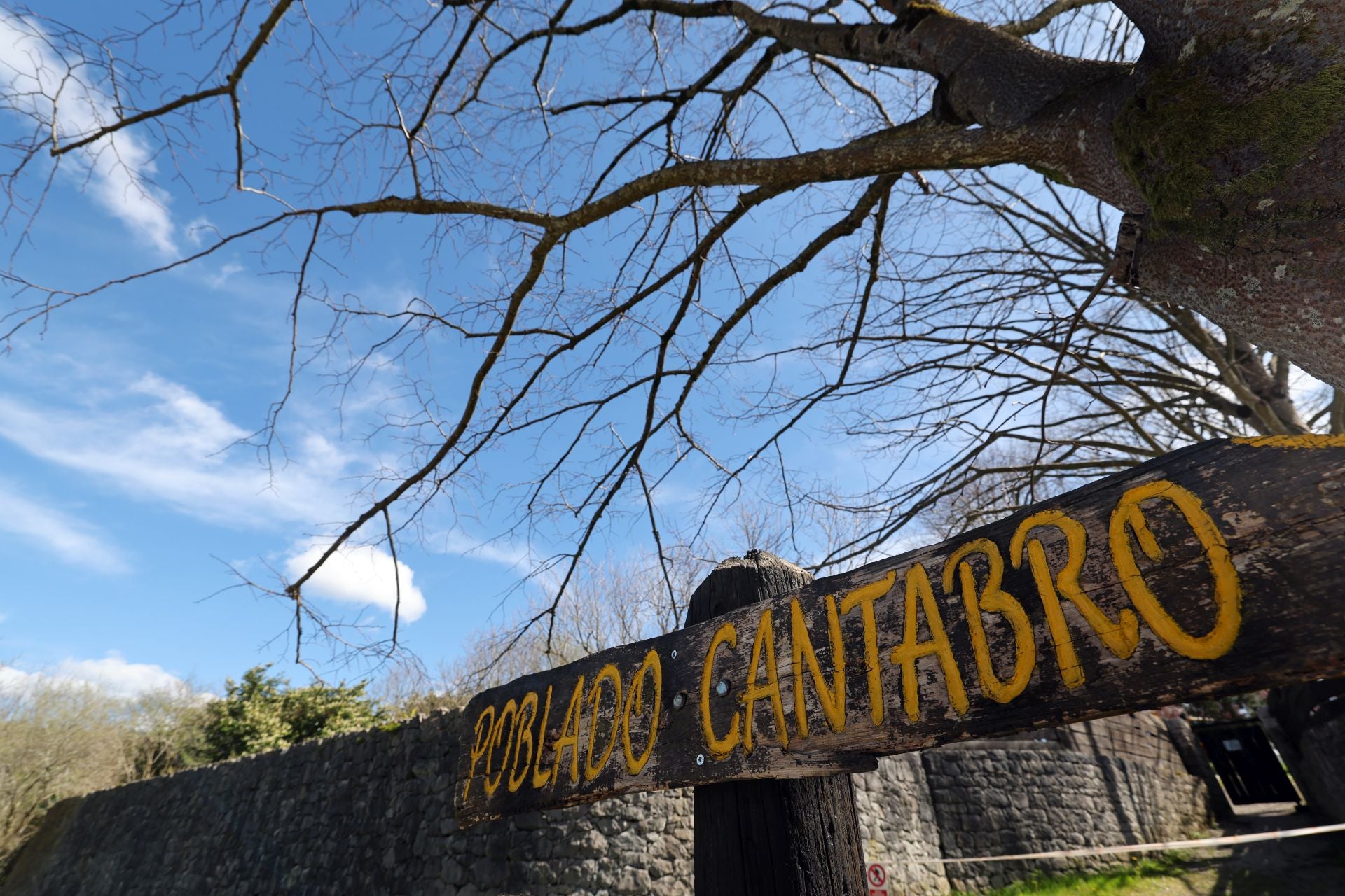 Entrada al recinto del Poblado Cántabro.