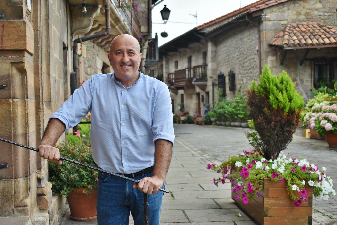 El aún alcalde de Cartes posa para una entrevista con El Diario Montañés.