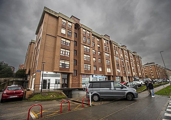 Imagen del garaje en que hallaron muerto dentro de su coche a Javier Borrás.