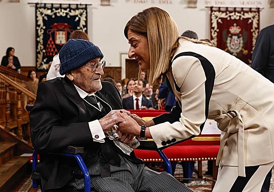 La presidenta de Cantabria saluda a Álvaro Pombo.