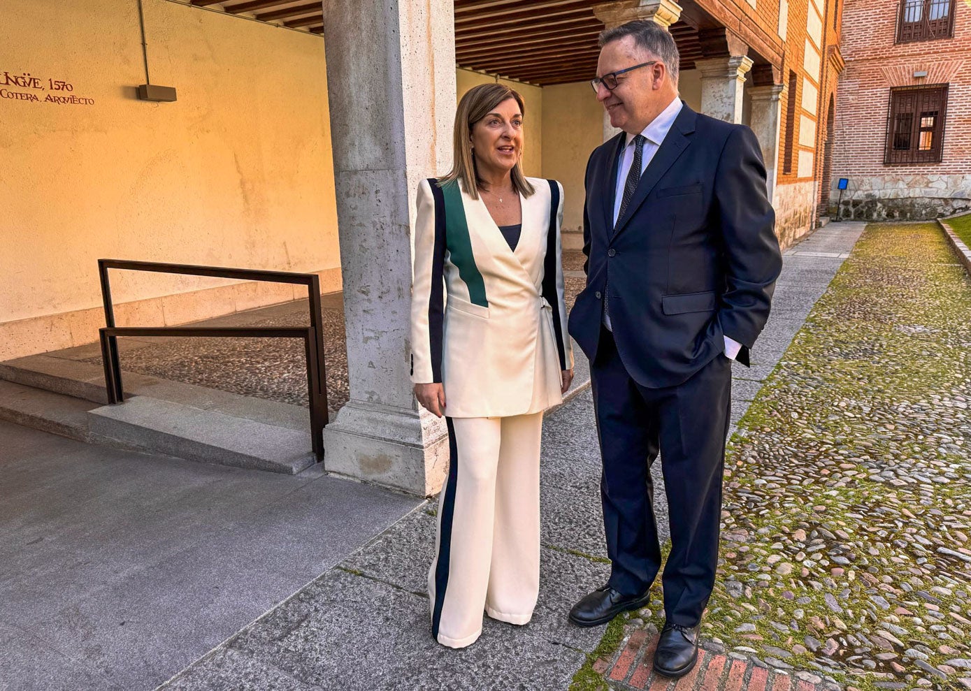 La presidenta de Cantabria, María José Sáenz de Buruaga, conversa con el director de El Diario Montañés, Íñigo Noriega.