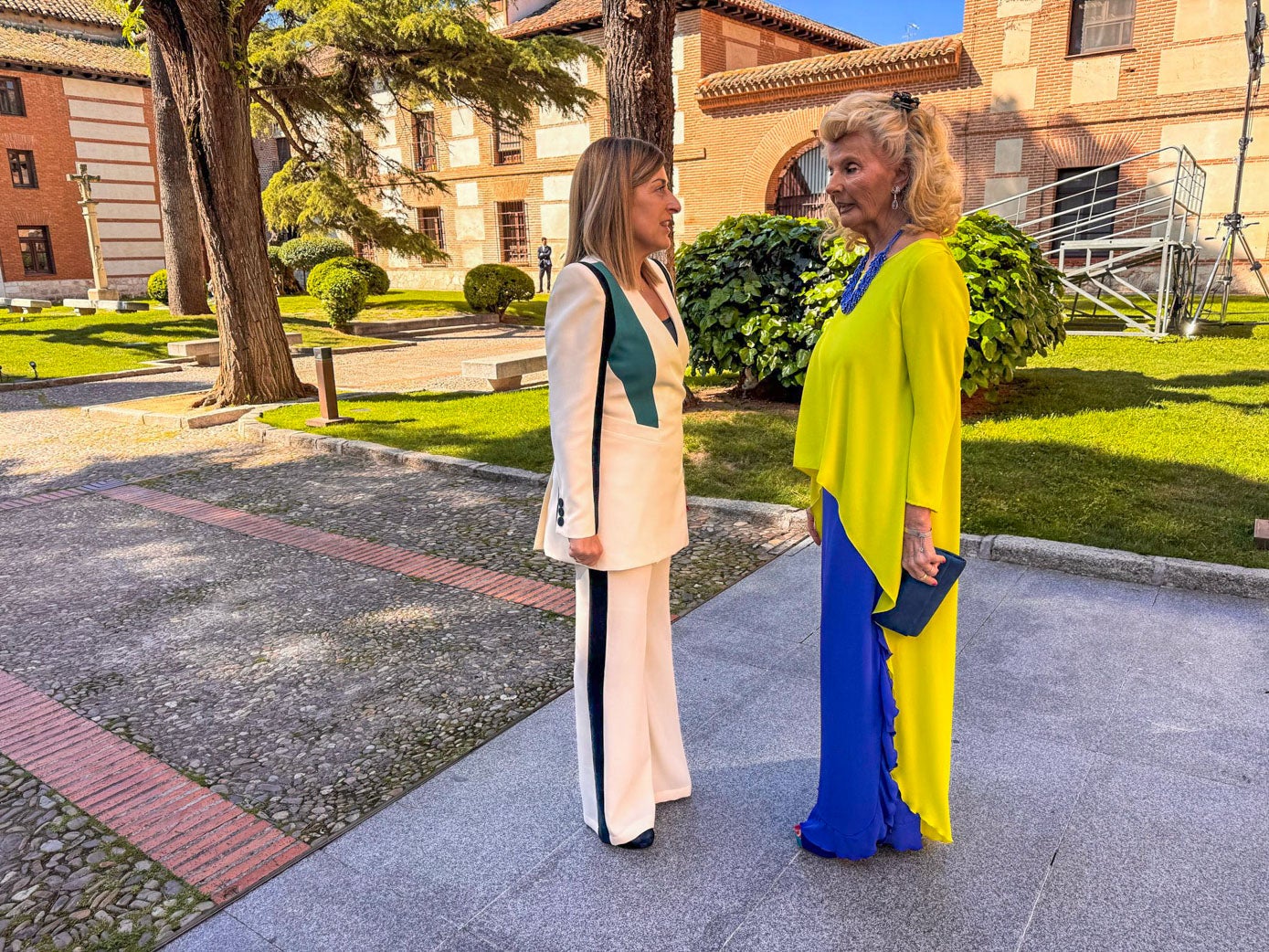 La presidenta de Cantabria, María José Sáenz de Buruaga, en los exteriores de la universidad de Alcalá de Henares con la empresaria y exministra de Medio Ambiente, Isabel Tocino. 