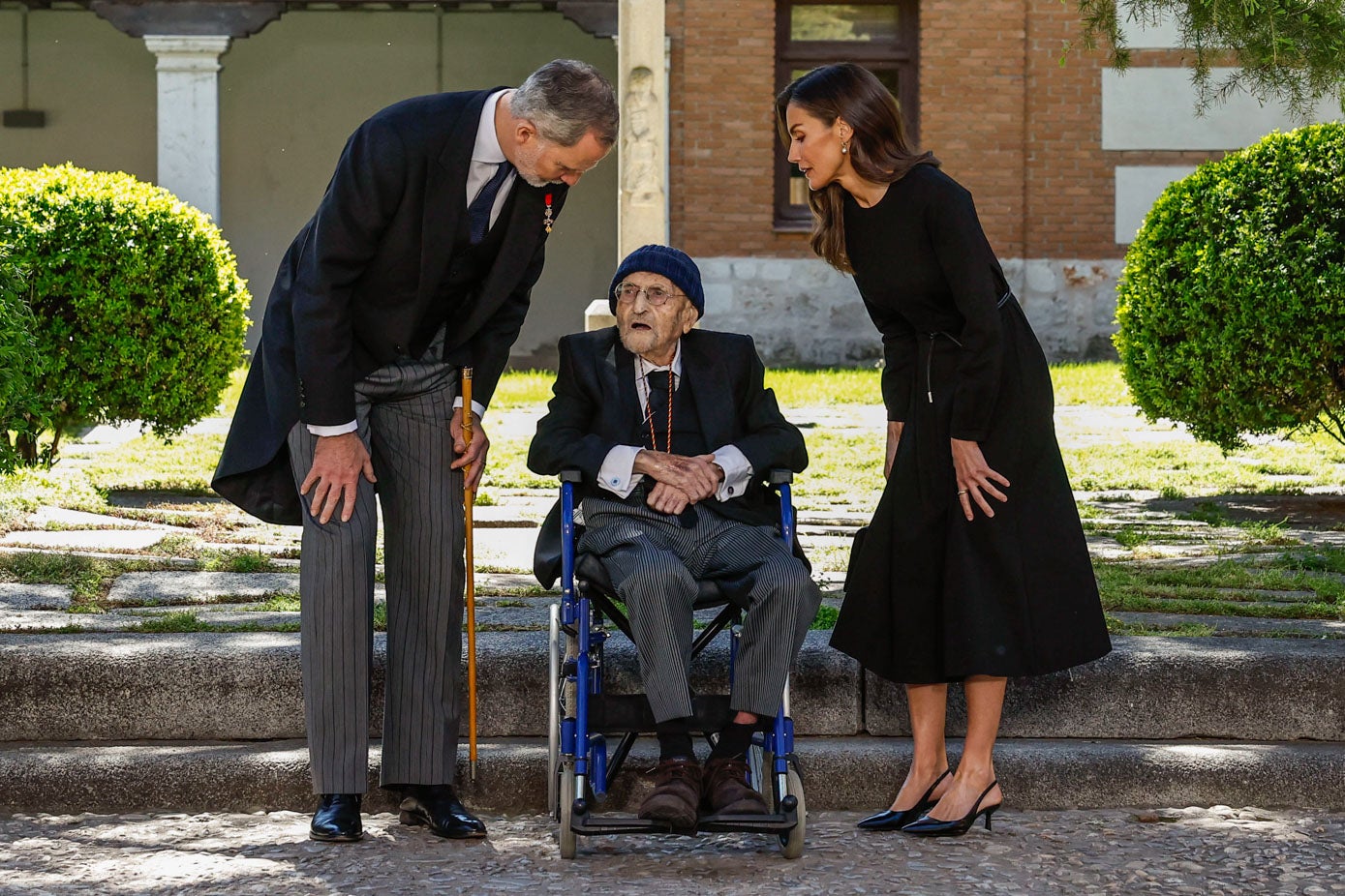 Los Reyes se acercan y charlan con Pombo en los jardines de la universidad. 