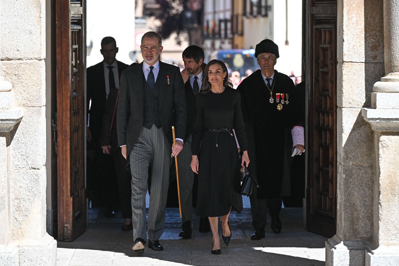 Los Reyes de España, Felipe VI y Letizia seguidos por el ministro de Cultura, Ernest Urtasun, y el rector de la Universidad de Alcalá de Henares, José Vicente Saz Pérez, a su llegada al acto de entrega del Premio Cervantes 2024.
