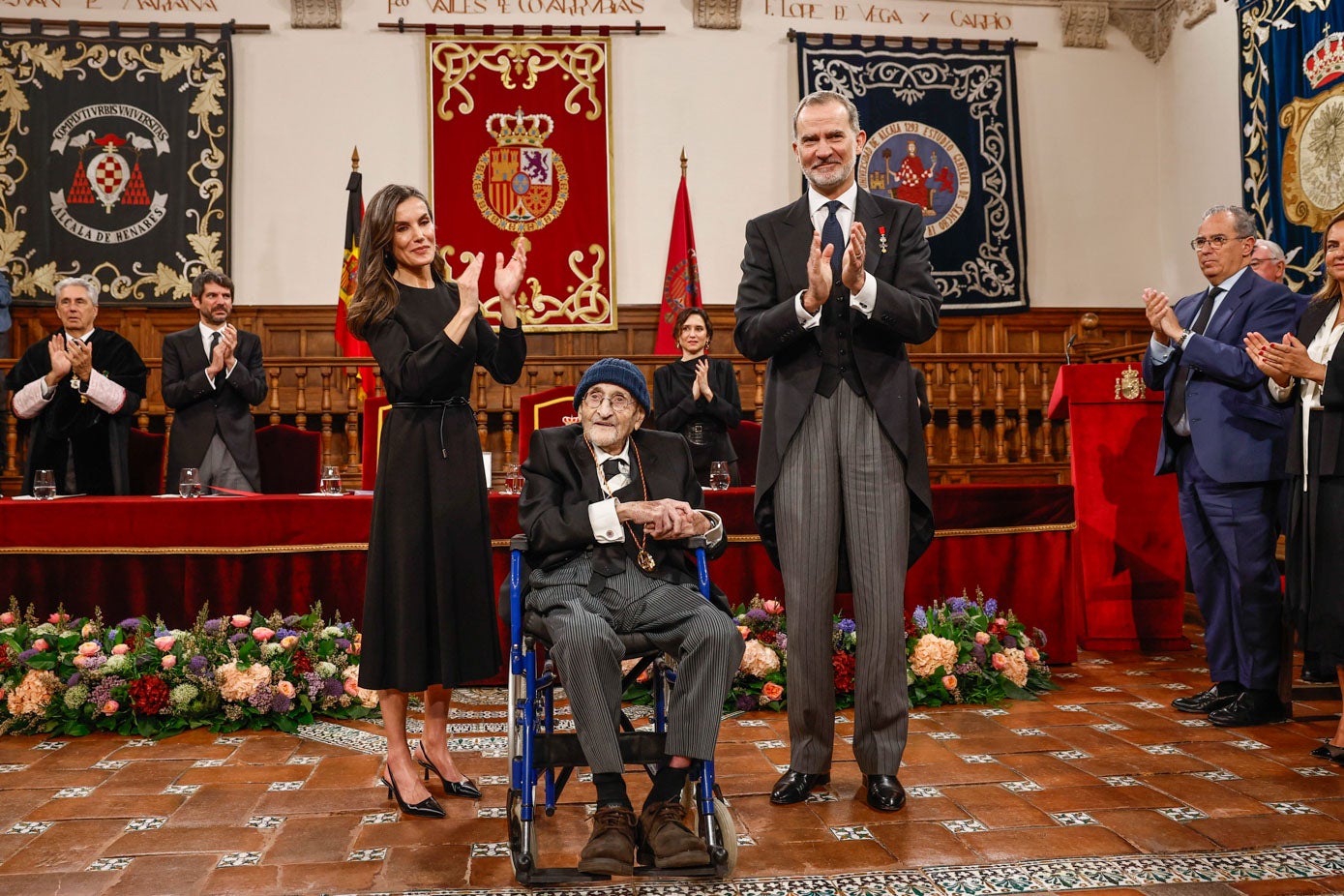 El escritor Álvaro Pombo recibe un caluroso aplauso tras recibir el Premio Cervantes acompañado de los Reyes, Felipe VI y Letizia.