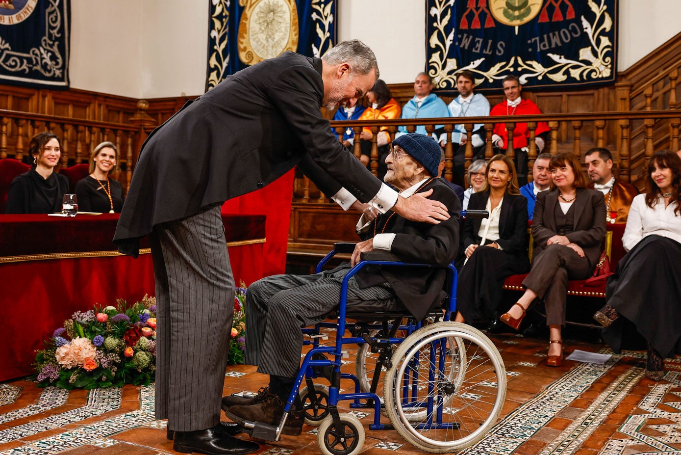 El rey Felipe VI saluda con cercanía al recién premiado Álvaro Pombo, ya con su medalla al cuello.