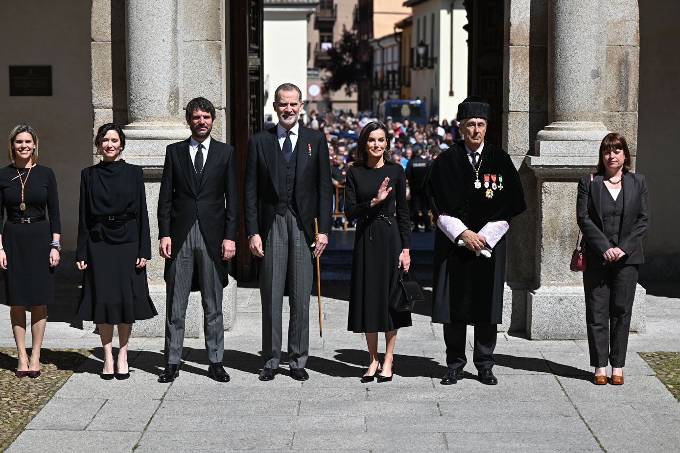 Foto institucional con los reyes de España a las puertas de la universidad de Alcalá de Henares.