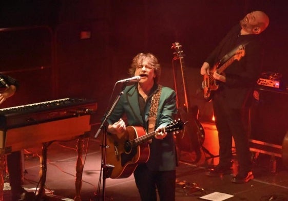Quique González durante un concierto en Santander.
