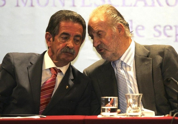 El rey Juan Carlos y Revilla en el IES Montesclaros de Reinosa en 2009.