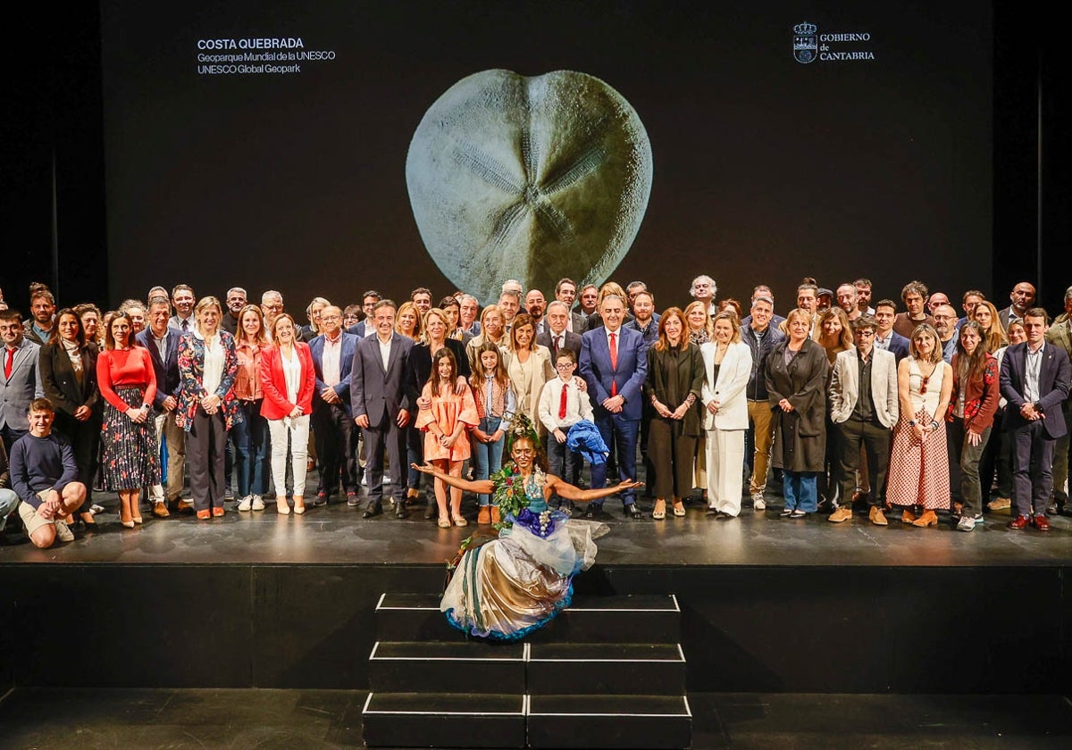 Foto de familia de los asistentes al acto celebrado en el Palacio de Festivales, en Santander.