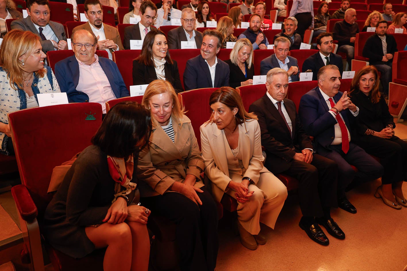 Gema Igual, María José González Revuelta, María José Sáenz de Buruaga, Ángel Trujillano, Roberto Media y Rosa Díaz ocupan la primera fila rodeados de otras autoridades.