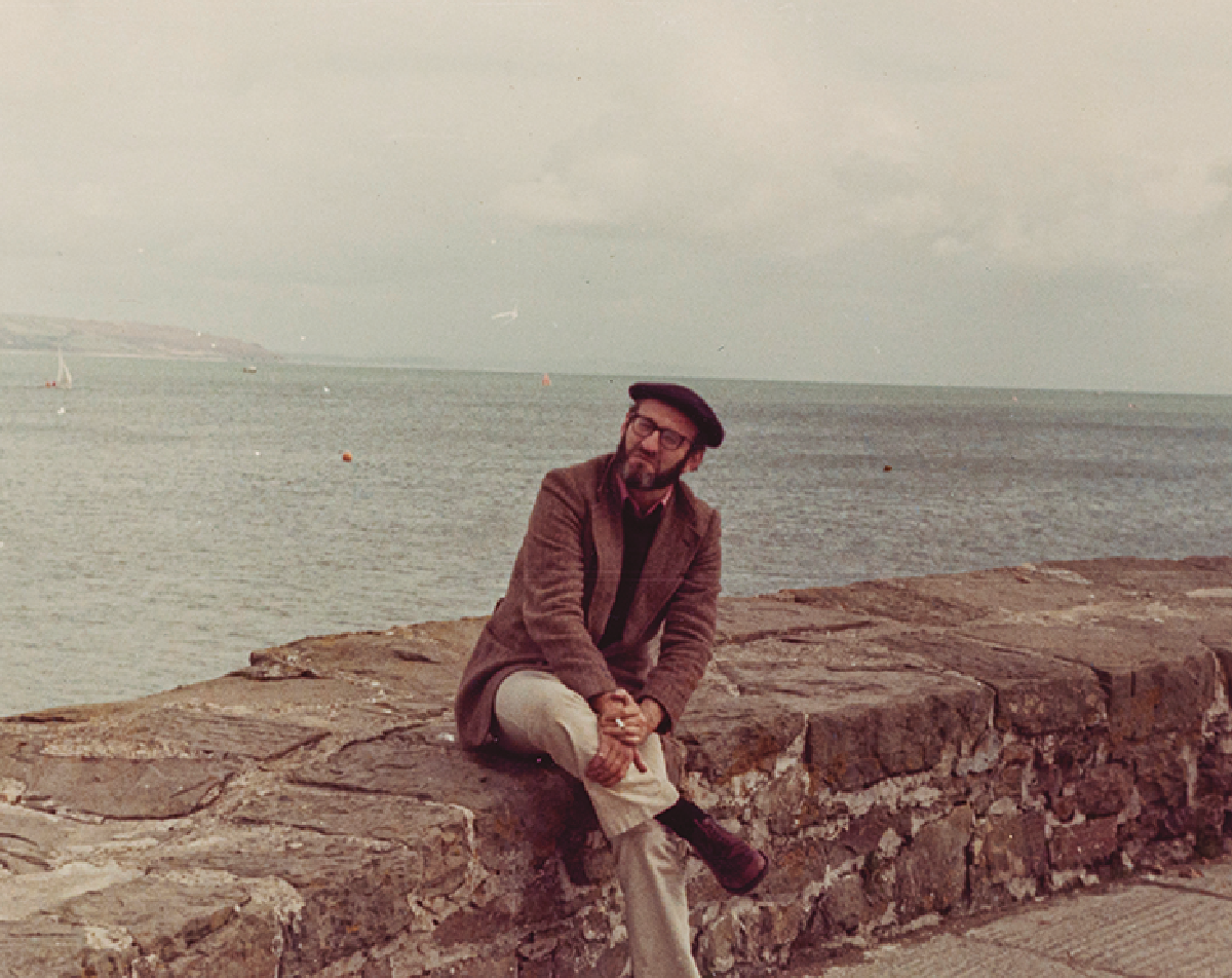 Retrato de Álvaro Pombo en un espigón, en torno a 1975, una de las imágenes dela muestra documental.
