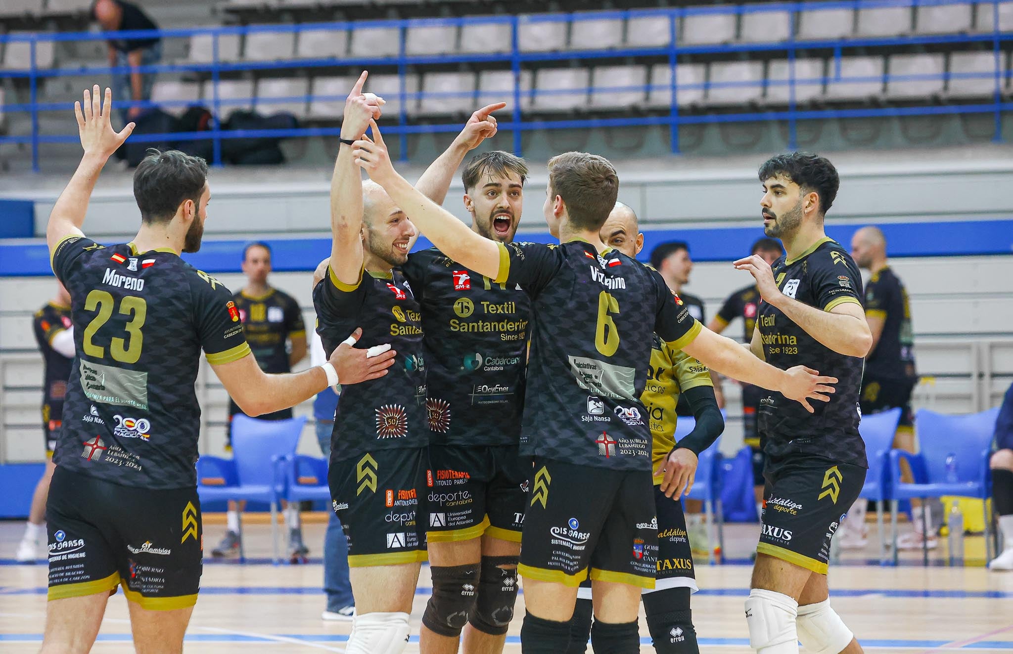 Los jugadores del Textil Santanderina celebran un punto.