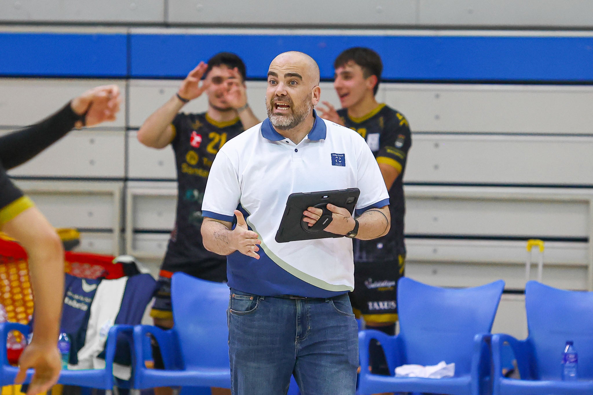Pablo Cabrera da instrucciones a los jugadores del Textil.