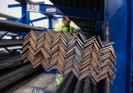 Trabajador en una fábrica de aceros.