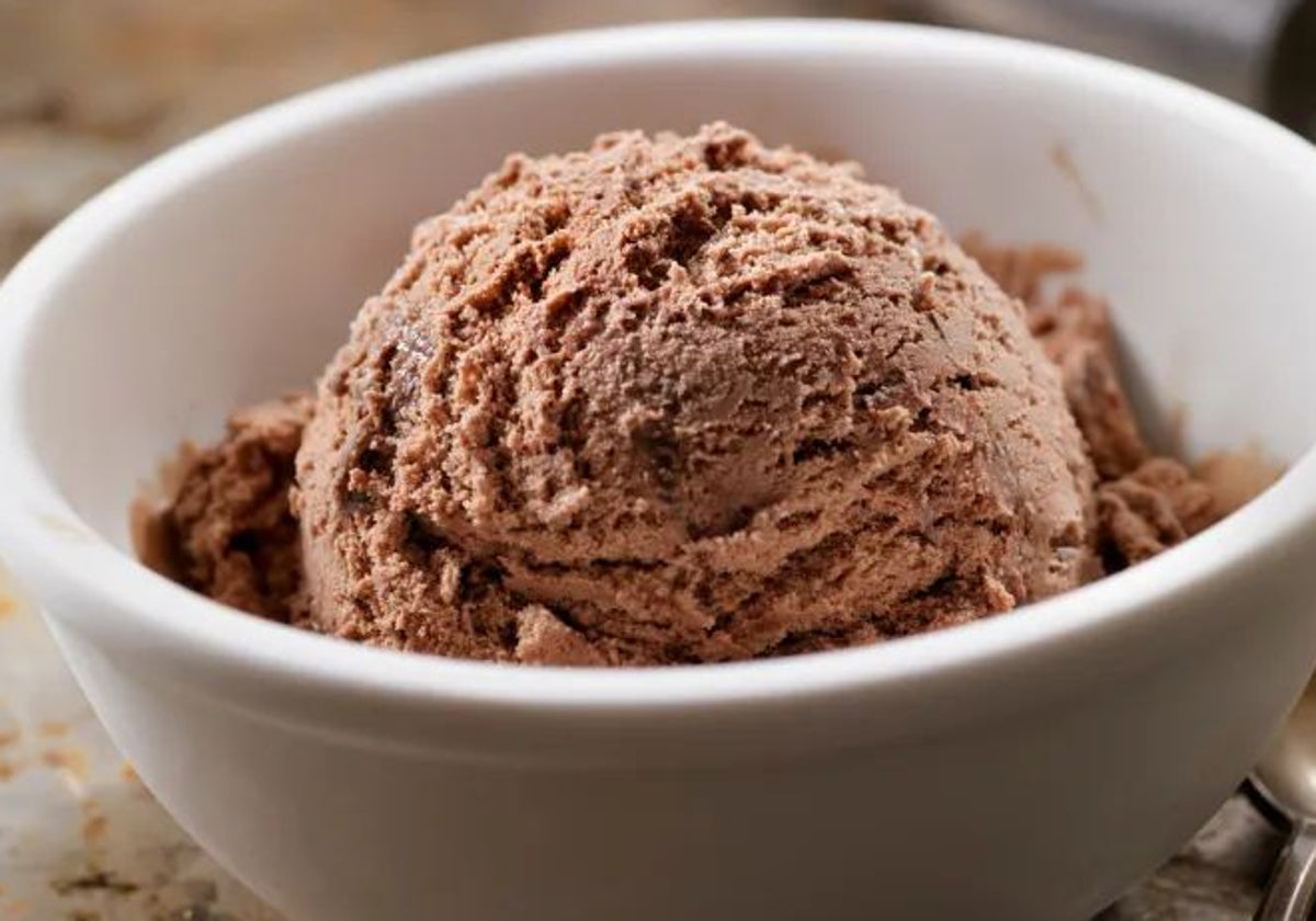 Un helado de chocolate que es un juego de contrastes