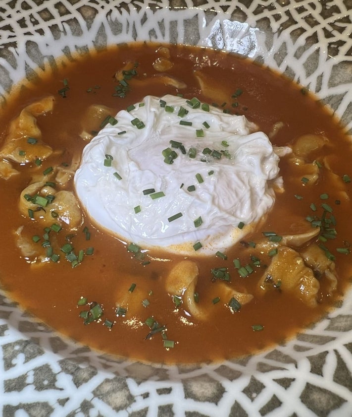 Imagen secundaria 2 - Ostra de San Vicente en tempura,  tartar de verdel con ajoblanco y callos de bacalao con huevo campero.