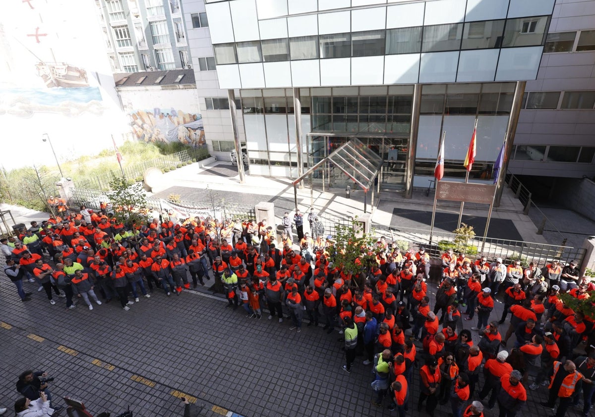 Los empleados de Bridgestone trasladan su protesta ante la sede del Gobierno de Cantabria