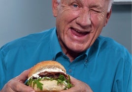 Una octogenario se prepara para 'dar cuenta' de una hamburguesa.