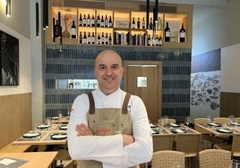 Miguel 'Maiky' Borreguero, en el centro de comedor de Tetuán 23, con la cocina al fondo.