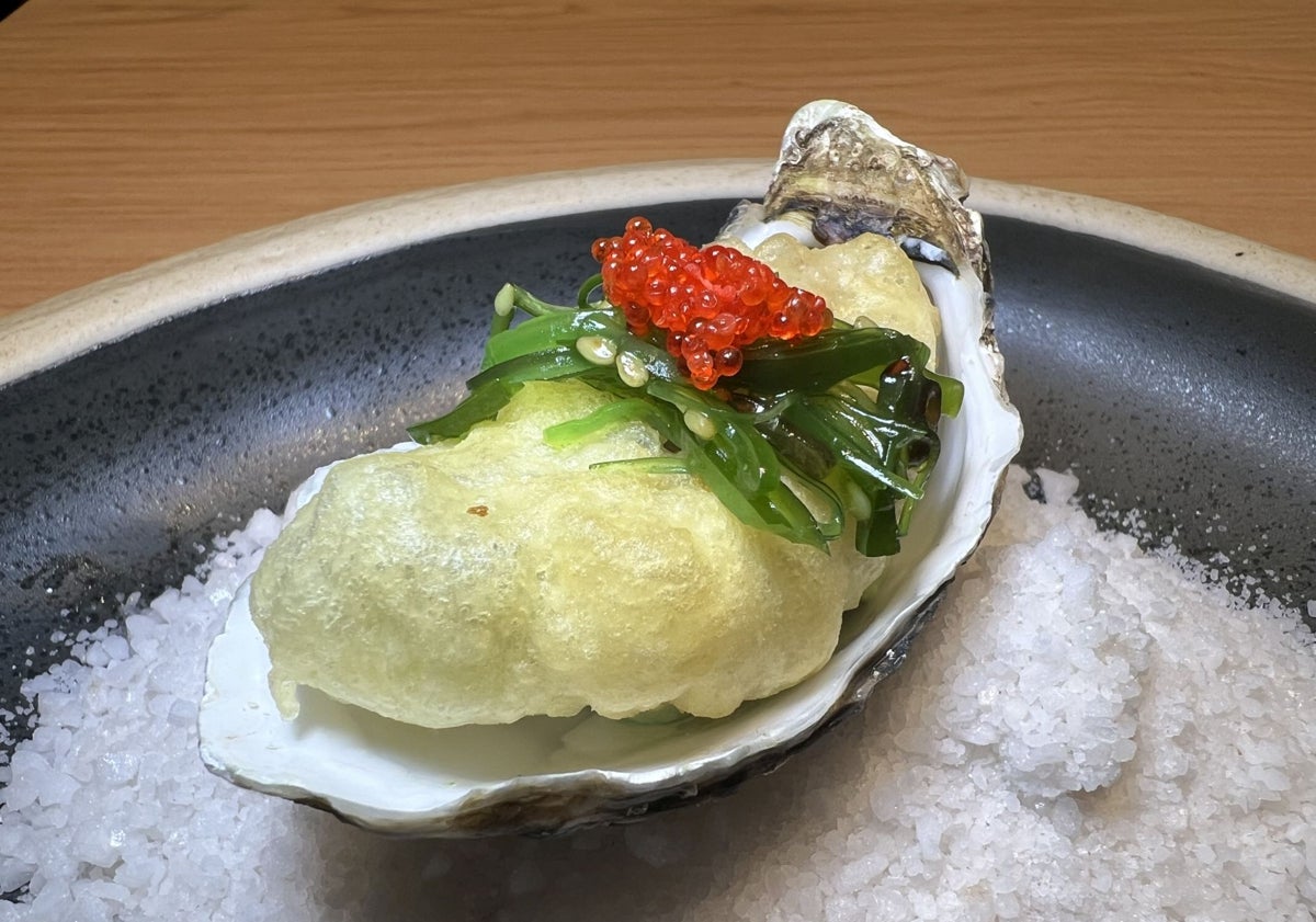 Imagen principal - Ostra de San Vicente en tempura,  tartar de verdel con ajoblanco y callos de bacalao con huevo campero.