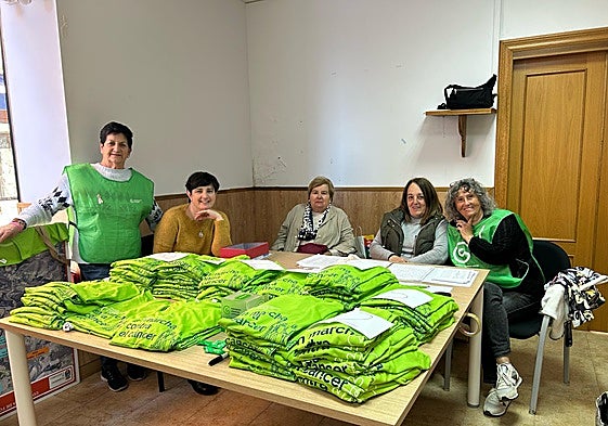 Parte de la junta local de la Asociación Española contra el Cáncer de San Vicente.