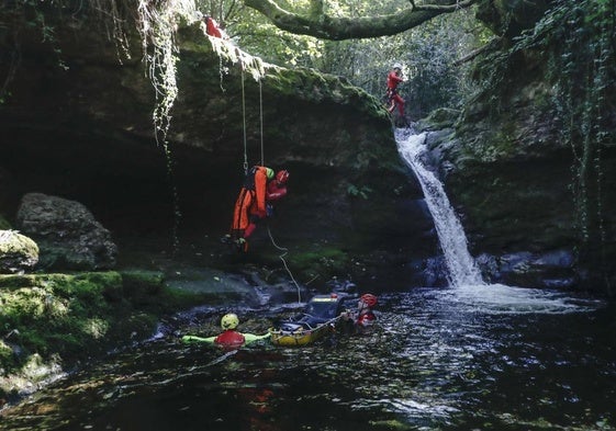 Efectivos de rescate del Gobiernode Cantabria, en un simulacro, en unbarranco de Vega de Pas.