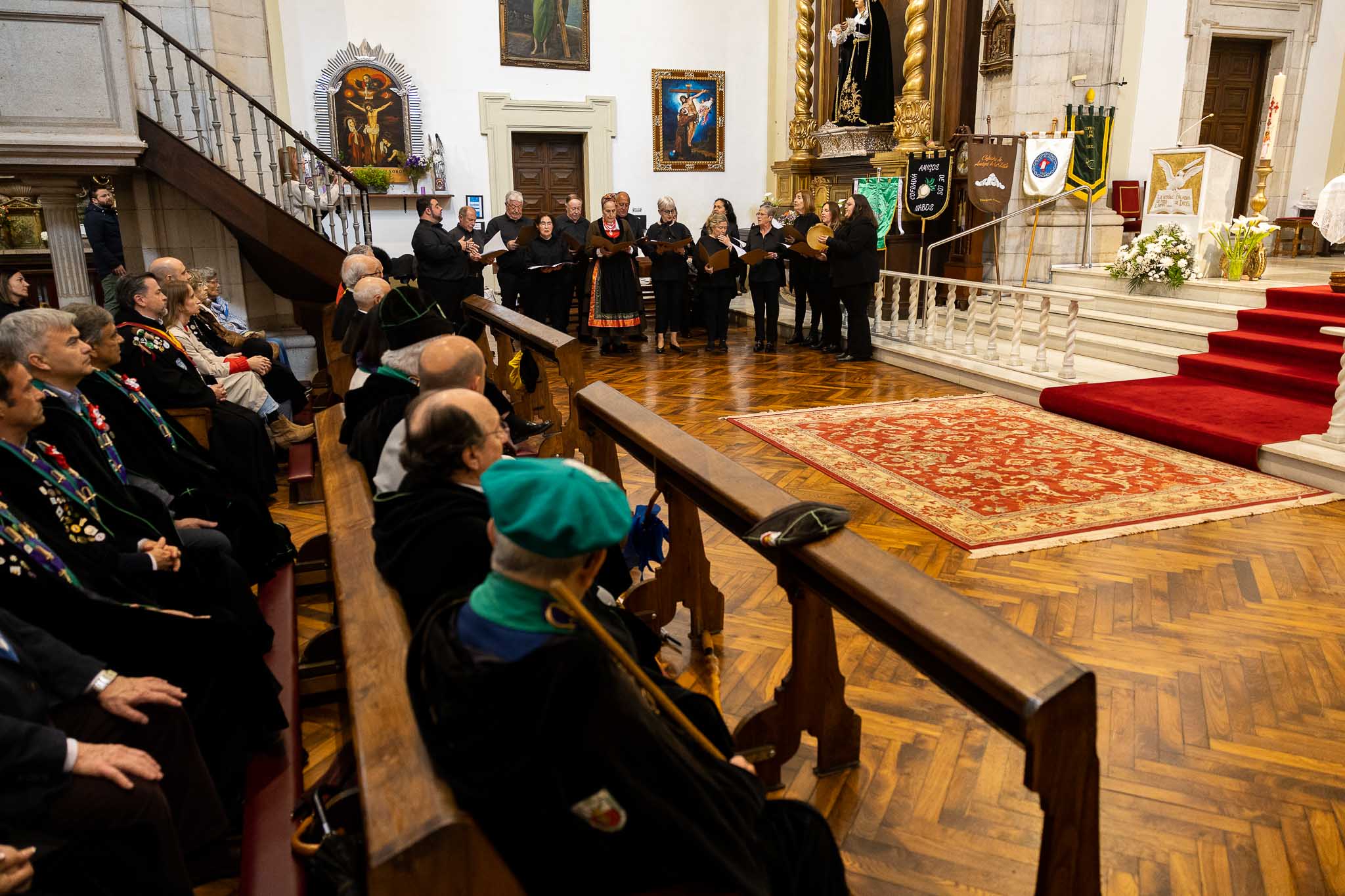 Como ya es tradición, la iglesia de San Francisco, en Santander, ha acogido una misa oficiada por el párroco Antonio Miyares y ha sido cantada por el Coro de la Escuela de Música Tradicional de la capital cántabra. 
