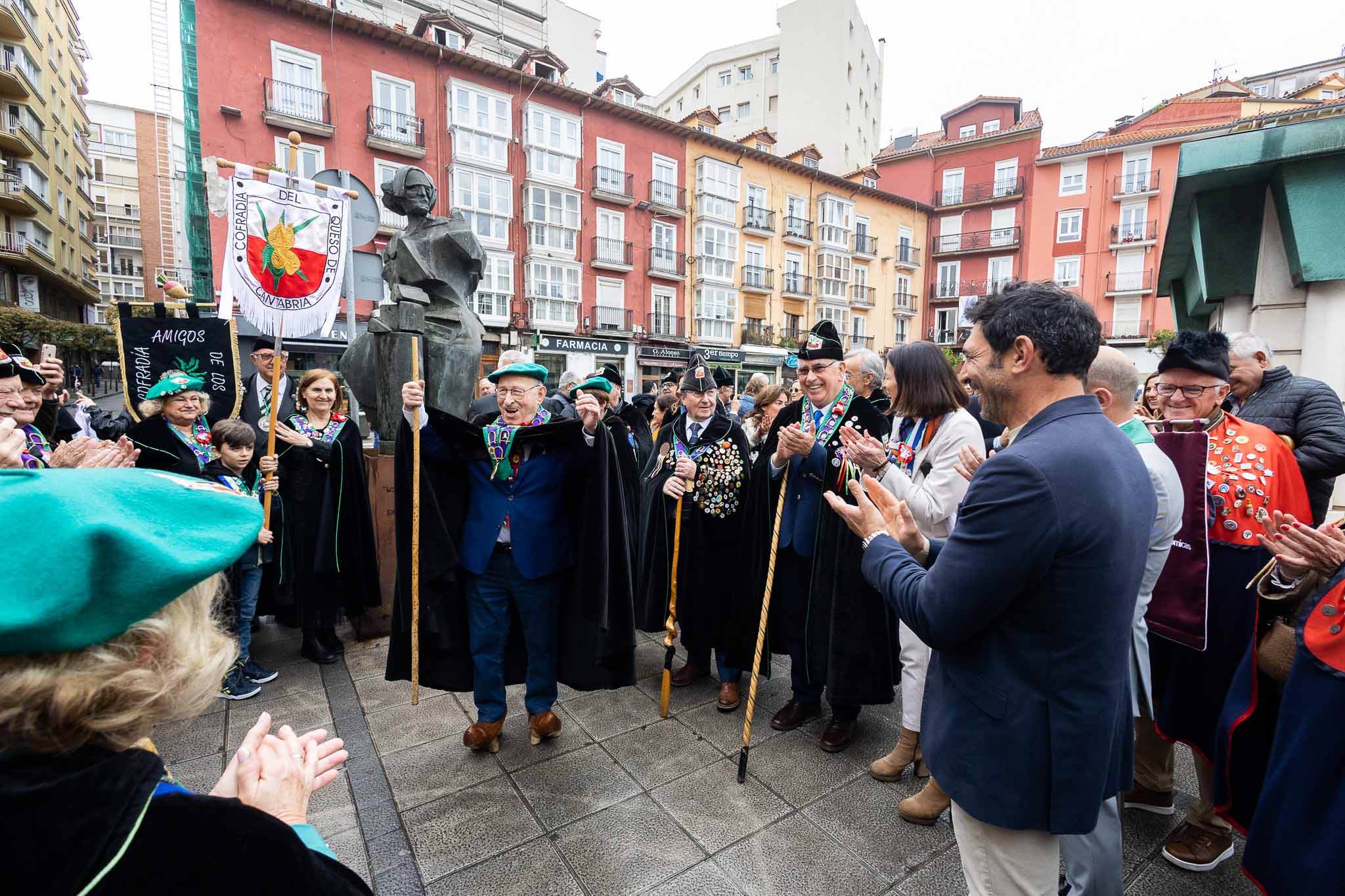 Zacarías Puente, fundador de la Cofradía del Queso de Cantabria, durante la ofrenda al monumento de La Quesera, ubicado junto al Mercado de la Esperanza. 