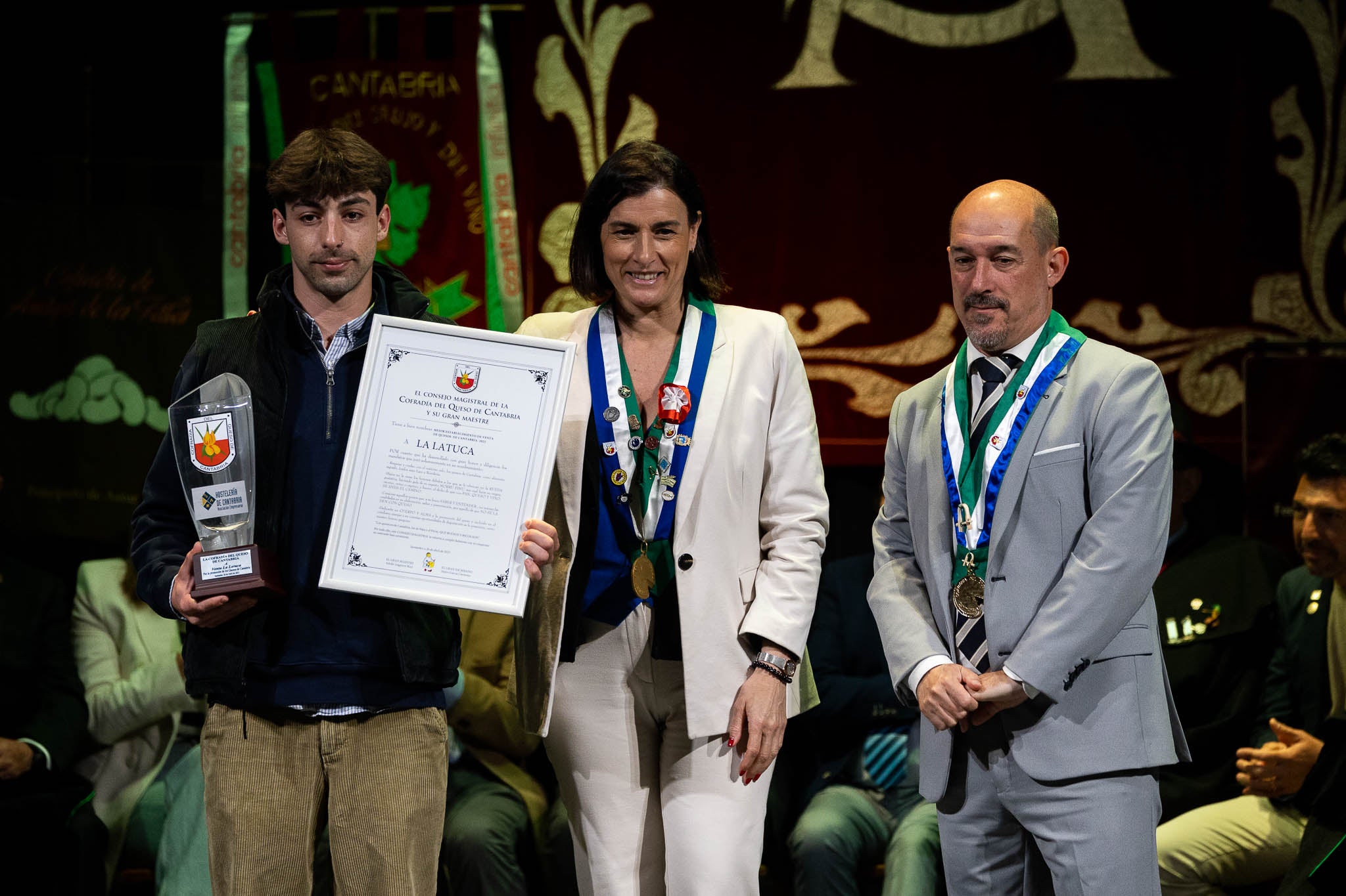 Jaime Rubio, propietario de La Latuca, ha recogido el premio al mejor establecimiento de venta de quesos de Cantabria. Recibió el galardón en manos de la alcaldesa de Santander, Gema Igual, y del concejal de Protocolo, Álvaro Lavín. 