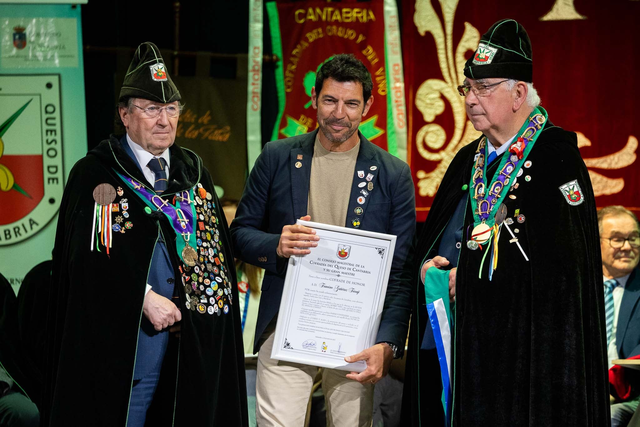 El presentador Quico Taronji, nuevo cofrade de honor, recibe la distinción en manos del Gran Maestre, Adolfo Izaguirre, y del maestre saliente, Miguel Ángel Díaz (izquierda).