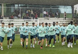 Los jugadores del Racing, ayer durante el entrenamiento de puertas abiertas que el equipo realizó en las Instalaciones Nando Yosu de La Albericia.