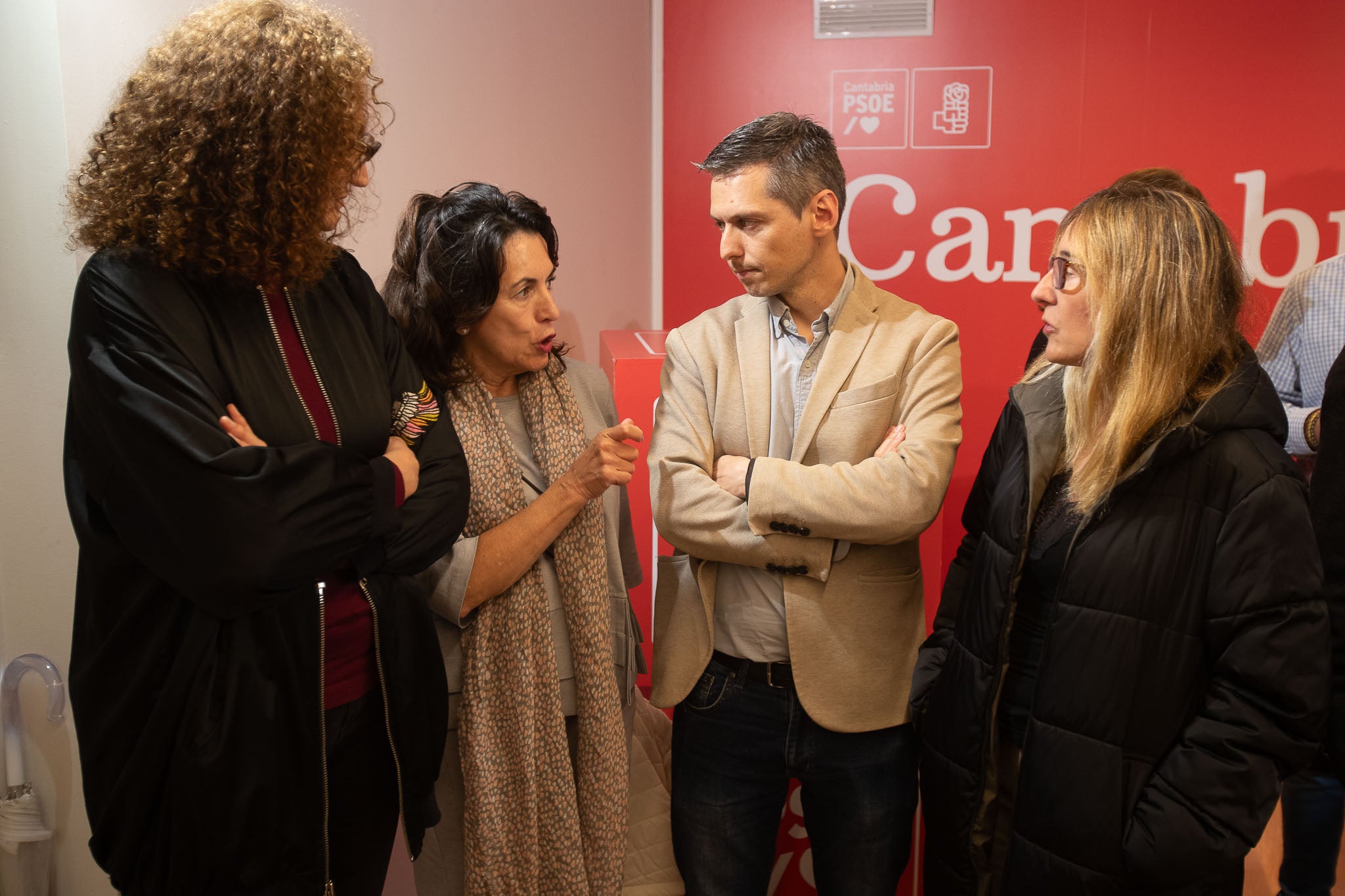 El portavoz parlamentario del PSOE, Mario Iglesias, conversa con la delegada del Gobierno, Eugenia Gómez de Diego, Paz de la Cuesta y Ana Belén Álvarez.