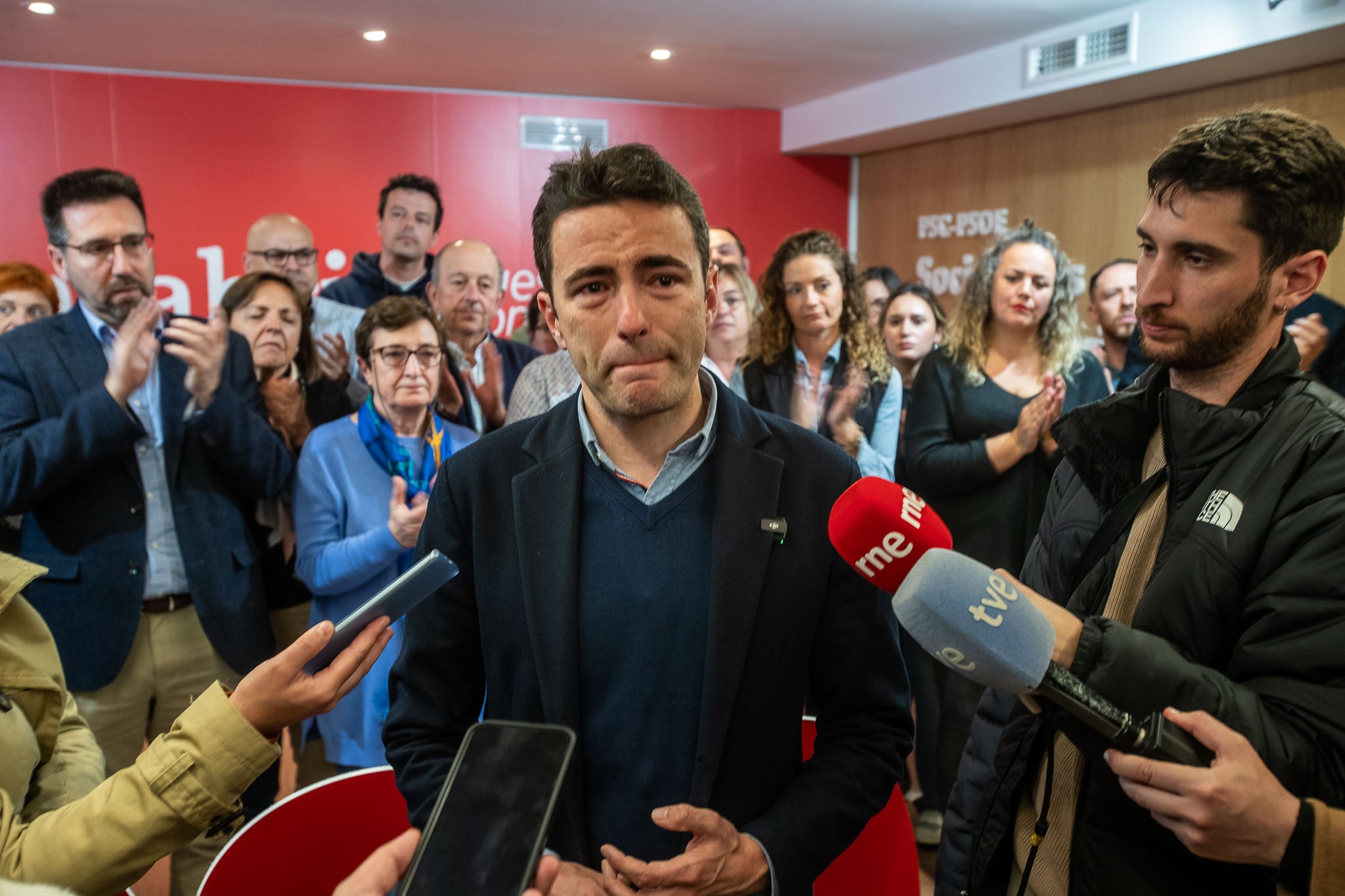 Casares se emocionó durante su intervención ante los medios.